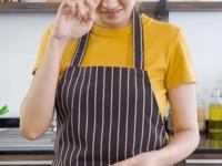 कांदा चिरताना डोळ्यांतून पाणी येते? ६ सोप्या टिप्स - डोळ्यांची आग होईल कमी, कांदा रडवणार नाही... - Marathi News | how to reduce tear in eyes while cutting onions 6 simple kitchen hacks | Latest sakhi Photos at Lokmat.com