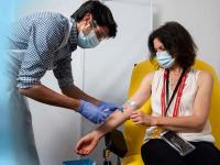 Covishield: कोरोना लस! आता ऑक्सफर्डच्या घोषणेकडेच ब्रिटनचे लक्ष; थेट कायद्यात बदल करणार - Marathi News | Britain will ready to change law for Oxford coronavirus vaccine to came early | Latest international Photos at Lokmat.com