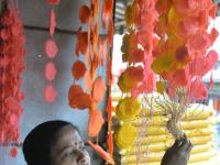 Gudhi padwa 2018 - अशी सुरु आहे कोल्हापुरात गुढीपाडव्याच्या तयारीची लगबग - Marathi News | Gudhi Padwa 2018 - It's All About Preparation of Gudi Padva in Kolhapur | Latest kolhapur Photos at Lokmat.com