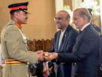 असीम मुनीर आयुष्यभर वर्दीवरच राहतील, कधीच अटक होणार नाही; पाकिस्तान सैन्याचे सीडीएफ म्हणून नियुक्ती - Marathi News | Asim Munir will remain in uniform for the rest of his life, will never be arrested; Appointed as CDF of Pakistan Army | Latest international News at Lokmat.com