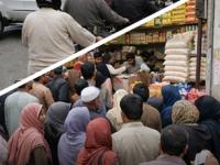 युद्ध इराणमध्ये, फटका पाकिस्तानात! रात्री ८ नंतर बाजारपेठा बंद; डिझेल ५२० तर महागाईने मोडले कंबरडे - Marathi News | Pakistan Economic Crisis 2026: Petrol at ₹378, Diesel Hits ₹520 Amid Middle East War | Latest business News at Lokmat.com