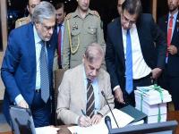 Pakistan Defence Budget : पैशांसाठी दारोदार भटकतोय, तरीही संरक्षण बजेटमध्ये पाकिस्तानकडून मोठी वाढ - Marathi News | Pakistan Defense Budget financial crisis yet there is a big increase in the defence budget from Pakistan | Latest international Photos at Lokmat.com