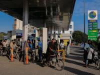 पाकिस्तानकडे ५-६ दिवस पुरेल एवढेच कच्चे तेल! भारताकडे मागणार? अर्थमंत्री हतबल, जनतेत घबराट - Marathi News | Pakistan energy crisis 2026 latest: Pakistan has only enough crude oil for 5-6 days! Will it ask India? Finance Minister is desperate, panic among the people | Latest international News at Lokmat.com