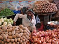 पाकिस्तानात पीठ ८०० रूपये किलो; खाद्यपदार्थांचे दर गगनाला भिडले, का वाढली महागाई? - Marathi News | Pakistan Inflation Update Flour Rs 800 per kg and food prices have also increased a lot | Latest international Photos at Lokmat.com