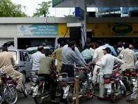 इराण-इस्रायल संघर्षामुळे पाकिस्तानवर रडण्याची वेळ! पेट्रोल-डिझेलचे भाव भडकले, काय आहेत दर? - Marathi News | Iran-Israel Conflict Pakistan Faces Fuel Crisis as Petrol & Diesel Prices Soar | Latest business Photos at Lokmat.com