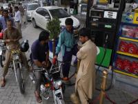 होर्मुज संकटामुळे पाकिस्तानचं कंबरडं मोडलं; 'पेट्रोल बॉम्ब' फुटला, जनताही रस्त्यावर - Marathi News | Hormuz crisis broke Pakistan's back; 'Petrol bomb' exploded, people took to the streets | Latest business News at Lokmat.com