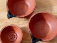 वापरलेल्या पणत्यांवरचे तेलकट-काळपट डाग काढण्याची १ सोपी ट्रिक, पुढच्या वर्षीसाठी नव्याकोऱ्या पणत्या तयार! - Marathi News | how to remove black and oily stains from used panati or diya in Diwali | Latest sakhi Photos at Lokmat.com