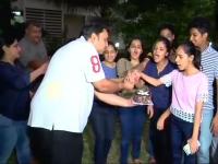 CBSE Exam - पुनर्परीक्षा रद्द झाल्यानंतर दहावीच्या विद्यार्थ्यांनी केक कापून व्यक्त केला आनंद - Marathi News | CBSE Exam - After the cancellation of the examination, the students of 10th class cut the cake and enjoy it | Latest mumbai Photos at Lokmat.com