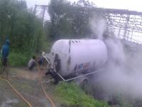 परभणीत कच्च्या रस्त्यात फसलेल्या टँकरमधील ४० टन गॅस केला नष्ट; मोठी दुर्घटना टळली - Marathi News | 40 tonne gas destroyed from cylinder in Parbhani; The big crash escaped | Latest parabhani Photos at Lokmat.com