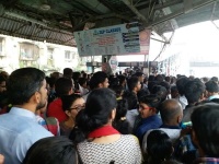 मुंबई : एलफिन्स्टन-परळ रेल्वे स्टेशनला जोडणा-या पुलावर चेंगराचेंगरी