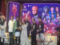 पिण्याच्या पाण्यासाठी 'पादत्राणांचा त्याग', परमेश्वर कदम यांच्या सेवाभावी कार्याचा 'महाराष्ट्र समाजभूषण' पुरस्काराने गौरव! - Marathi News | 'Sacrificing his footwear for drinking water', Parameshwar Kadam's charitable work honored with 'Maharashtra Samaj Bhushan' award! | Latest mumbai News at Lokmat.com