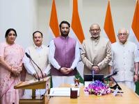 अजितदादांचे जॅकेट अन् चष्मा, तसाच लूक; पार्थ पवारांनी घेतली खासदारकीची शपथ, आईचा खास सल्ला! - Marathi News | parth ajit pawar take oath of member of rajya sabha parliament in delhi | Latest national News at Lokmat.com अजितदादांचे जॅकेट अन् चष्मा, तसाच लूक; पार्थ पवारांनी घेतली खासदारकीची शपथ, आईचा खास सल्ला! - Marathi News | parth ajit pawar take oath of member of rajya sabha parliament in delhi | Latest national News at Lokmat.com