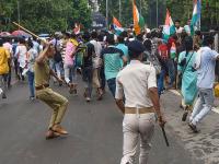 नव्या मंत्रिमंडळाची शपथ होत नाही तोच पाटण्यात शिक्षक परीक्षार्थी रस्त्यावर उतरले; पोलिसांचा लाठीमार  - Marathi News | Bihar News: Even as the new cabinet is not sworn in, teacher candidates take to the streets in Patna; Police lathicharge | Latest national News at Lokmat.com
