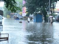 PHOTOS: पिंपरी-चिंचवडला पावसाने झोडपले; रस्त्यांना तळ्याचे स्वरूप, जनजीवन विस्कळीत - Marathi News | Pimpri-Chinchwad lashed by rain; Knee-deep water on city roads, life disrupted | Latest pimpri-chinchwad Photos at Lokmat.com