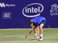 स्पेनचा टेनिसपटू पेड्रो मार्टीनेझ टेनिस कोर्टवर फुलपाखरु पकडण्याचा प्रयत्न करताना - Marathi News | Spanish tennis player Pedro Martinez is trying to catch a butterfly on the tennis court | Latest tennis Photos at Lokmat.com