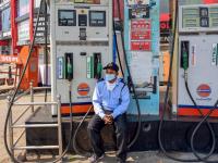 गुड न्यूज! आता घरबसल्या ऑर्डर करा; पेट्रोल-डिझेलची मुंबई व दिल्लीत होम डिलिव्हरी - Marathi News | fuel home delivery in delhi mumbai and now you can order petrol and diesel from smartphone | Latest business Photos at Lokmat.com