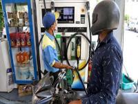 Pertol Pump वर तुम्ही 0.00 पाहत राहता आणि 'असा' लागतो चुना; जाणून कशी टाळाल फसवणूक - Marathi News | you see 0 on petrol pump while refueling density check must to avoid fraud know details petrol diesel prices check | Latest business Photos at Lokmat.com