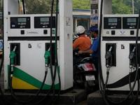 अर्थसंकल्पापूर्वी पेट्रोल-डिझेलच्या किमतीत होऊ शकते वाढ; काय म्हटलंय नव्या रिपोर्टमध्ये - Marathi News | Petrol and diesel prices may increase before the budget What does jm financial report say | Latest business News at Lokmat.com