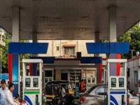 १२० किंवा १५० रुपयांऐवजी ₹१२३ किंवा ₹१४८ चं पट्रोल का भरताहेत लोक? राऊंड फिगरमुळे कमी मिळतं का Petrol? - Marathi News | petrol diesel price Why are people paying rs 123 or rs 148 for petrol instead of rs 120 or rs 150 Does the round figure make you get less petrol | Latest business News at Lokmat.com