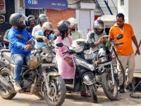 पेट्रोल-डिझेल महागणार, सर्वसामान्यांच्या खिशाला झळ बसणार? मोदी सरकारनं दिले मोठे संकेत! - Marathi News | Petrol-diesel prices will increase, will it hit the pockets of the common man? Modi government has given a big hint! | Latest business News at Lokmat.com पेट्रोल-डिझेल महागणार, सर्वसामान्यांच्या खिशाला झळ बसणार? मोदी सरकारनं दिले मोठे संकेत! - Marathi News | Petrol-diesel prices will increase, will it hit the pockets of the common man? Modi government has given a big hint! | Latest business News at Lokmat.com