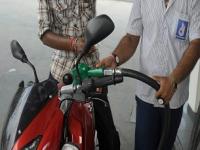 एक लिटर पेट्रोल-डिझेलवर तेल कंपन्या किती कमाई करतात? आकडे पाहून चकीत व्हाल... - Marathi News | How much do oil companies earn on one liter of petrol? Find out... | Latest business Photos at Lokmat.com