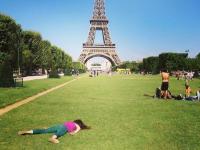 ...म्हणून 'ती' काढायची जमिनीवर झोपून फोटो - Marathi News | ... so to sleep on the ground to get 'she' the photo | Latest international Photos at Lokmat.com