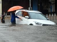 आधीच कोरोना, त्यात पावसाळा; धो-धो पावसाने मुंबईचं काय केलं बघा! - Marathi News | heavy rainfall hits hindmata, parel,dadar, thane | Latest mumbai Photos at Lokmat.com