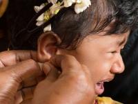 बाळाचे कान टोचताना टाळा ६ चुका, नाहीतर लहान बाळाला होते मोठे इन्फेक्शन-वाढते दुखण... - Marathi News | planning to pierce your baby's ears know these 6 tips Ear Piercing for Babies Without Pain 6 Tips 6 Tips From A Pediatrician Regarding Baby Ear Piercings | Latest sakhi Photos at Lokmat.com