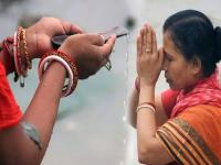 Pitru Paksha 2021: पितृपक्षातील श्राद्ध विधी करण्याचा अधिकार मुलींना आहे का? पाहा, शास्त्र काय सांगते... - Marathi News | pitru paksha 2021 according to garuda purana whether daughter can also perform shradh in pitru pandharwada | Latest bhakti Photos at Lokmat.com