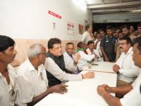 पियुष गोयल यांची बोरीवली पश्चिमेला रिक्षा चालकांसोबत चाय पे चर्चा - Marathi News | piyush goyal chai pe charcha with rickshaw drivers in borivali west | Latest mumbai News at Lokmat.com