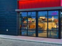 १०० हून अधिक देशांमध्ये २०,००० स्टोअर्स, जागतिक विक्रीत २ टक्के वाढ; तरी का काढलंय विकायला? - Marathi News | Pizza Hut For Sale? Yum Brands Initiates Strategic Review Amid US Sales Decline and Market Competition | Latest business News at Lokmat.com