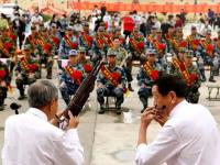 India China FaceOff: लडाखमध्ये ड्युटी लागताच चिनी सैनिकांना रडू कोसळलं; फोटो व्हायरल - Marathi News | India China FaceOff PLA recruits seen crying en route to Ladakh border | Latest international Photos at Lokmat.com