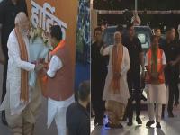 VIDEO: पंतप्रधान मोदींचा 'बंगाली लूक' हिट! पारंपरिक धोती-कुर्त्यात भाजप मुख्यालयात एन्ट्री - Marathi News | PM Modi arrives at BJP HQ in traditional Bengali attire to celebrate West Bengal victory | Latest national News at Lokmat.com