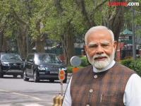 नरेंद्र मोदींचा कृतीतून संदेश! पंतप्रधानांच्या ताफ्यात फक्त दोन कार, राजधानी दिल्लीतील व्हिडीओ व्हायरल - Marathi News | PM Modi sets example by downsizing official convoy to just two vehicles for fuel saving | Latest national News at Lokmat.com