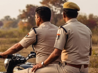 पोलीस हेल्मेटशिवाय दुचाकीवर फिरतायेत? दिसल्यास फोटो काढा, थेट कारवाई होणार! - Marathi News | If you see a police officer without a helmet, take a photo and send it, immediate action will be taken; Record in the service book | Latest mumbai News at Lokmat.com