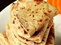 डब्यांत चपात्या ठेवल्या की सादळतात-ओल्या होतात? ५ टिप्स, पोळ्या राहतील ताज्या-मऊमऊ - Marathi News | how to keep not soggy in tiffin fresh soft roti tips kitchen hacks | Latest sakhi Photos at Lokmat.com