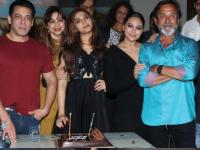 दबंग' अभिनेत्री सई मांजरेकरची धमाकेदार बर्थडे पार्टी, बघा सेलिब्रिटींनी कशी केली धमाल! - Marathi News | Dabangg 'actress Sai Manjrekar birthday party, look how celebrities did it! | Latest filmy Photos at Lokmat.com