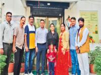 ४ वर्षांची चिमुकली सहा महिन्यांनी पुन्हा आईच्या कुशीत; लेकीला पाहिले अन् आईची शुद्ध हरपली - Marathi News | Mumbai Police's six-month relentless search for a missing child, girl found safe from Varanasi | Latest crime News at Lokmat.com ४ वर्षांची चिमुकली सहा महिन्यांनी पुन्हा आईच्या कुशीत; लेकीला पाहिले अन् आईची शुद्ध हरपली - Marathi News | Mumbai Police's six-month relentless search for a missing child, girl found safe from Varanasi | Latest crime News at Lokmat.com