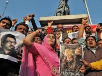 'पद्मावत' सिनेमाच्या प्रदर्शनावरील बंदीसाठी देशभरात निदर्शनं - Marathi News | Protest against Padmaavat Movie | Latest mumbai Photos at Lokmat.com