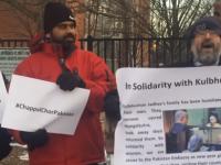 अमेरिकेतील पाक दुतावासापुढे भारतीयांची निदर्शने - Marathi News | "Chappal Chor Pakistan" Protest In US Over Kulbhushan Jadhav Family Visit | Latest international Photos at Lokmat.com