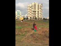 VIDEO - भोसरीत नवऱ्याने तिला धरले चाकूच्या धारेवर, बघ्यांच्या गर्दीने केली सुटका