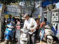 कोथरुडमध्ये मिळू लागले अवघ्या ८६ रुपयांना लीटर पेट्रोल; वाहनचालकांची उडाली झुंबड... - Marathi News | Kothrud Petrol at 86 Rupees: Petrol now available for just Rs 86 per liter in Kothrud; Drivers flock to buy... | Latest maharashtra News at Lokmat.com