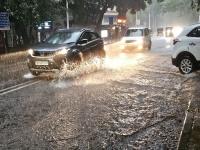 पुण्यात मान्सूनचे जोरदार आगमन, शहरात मुसळधार; रस्त्यांवर पाणीच पाणी, पाहा फोटो - Marathi News | Pune Rain: Heavy arrival of monsoon in Pune, heavy rain in the city; There is water on the roads, see the photo | Latest pune Photos at Lokmat.com