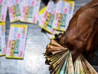 ११ कोटींची लॉटरी जिंकणारा 'तो' व्यक्ती अखेर सापडला! रस्त्यावर विकत होता कांदे-बटाटे अन्... - Marathi News | 'That' person who won the lottery of Rs 11 crore has finally been found! He was selling onions, potatoes and... | Latest national News at Lokmat.com