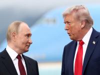 पुतिन-ट्रम्प यांची फोनवर चर्चा; युरेनियम रशियाला देण्याची ऑफर अमेरिकेने नाकारली! इराणचं टेन्शन वाढलं - Marathi News | Putin-Trump talk on phone; US rejects offer to give uranium to Russia! Tensions with Iran increase | Latest international News at Lokmat.com