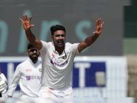 India vs England, 1st Test : आर अश्विननं आशियात केला पराक्रम; ५५.१ षटकं फेकून नोंदवला भारी विक्रम - Marathi News | Ravi Ashwin becomes the 3rd Indian after Anil Kumble and Harbhajan Singh to pick up 300 Test wickets in Asia | Latest cricket Photos at Lokmat.com