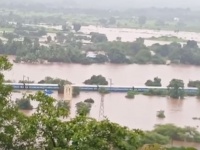 VIDEO : वांगणीजवळ रुळांवर पाणी आल्याने अडकलेली महालक्ष्मी एक्स्प्रेस