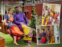 ५० व्या वर्षी दुसऱ्यांदा बोहल्यावर चढला लोकप्रिय गायक, १६ वर्षांनी लहान आहे पत्नी - Marathi News | Raghu Dixit Married Again 16 Years Younger Wife Varijashree Venugopal Wedding Photos | Latest filmy Photos at Lokmat.com