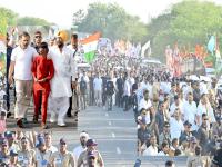 'नफरत छोडो, भारत जोडो', राहुल गांधींच्या भारत जोडो यात्रेच्या स्वागतासाठी टाकळी-नांदेड मार्गावर लोटला जनसागर - Marathi News | 'Nafrat Chodo, Bharat Jodo', Crowds flocked to Takli-Nanded Road to welcome Rahul Gandhi's Bharat Jodo Yatra | Latest nanded Photos at Lokmat.com