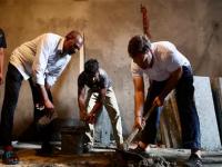 राहुल गांधींनी हाती घेतले फावडे अन् कामगारांसोबत थापीही फिरवली! - Marathi News | congress leader rahul gandhi meets labourers in delhi gtb nagar | Latest national Photos at Lokmat.com